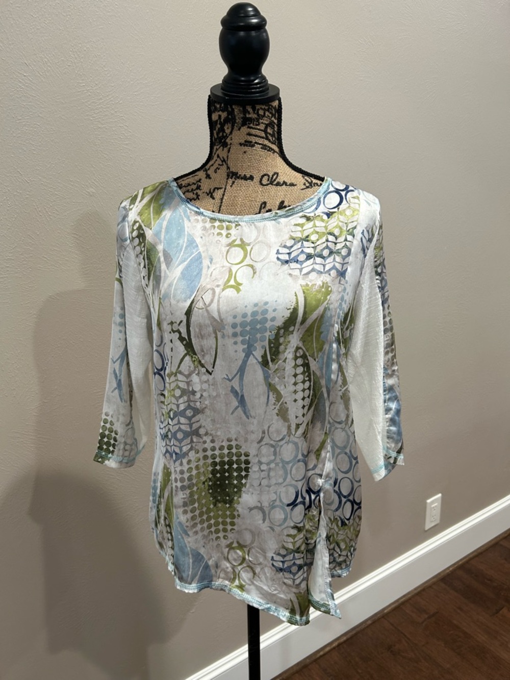 Snoskins 
Abstract Leaf Print Scoop Neck Long Sleeve Top in Blue & Green size XS